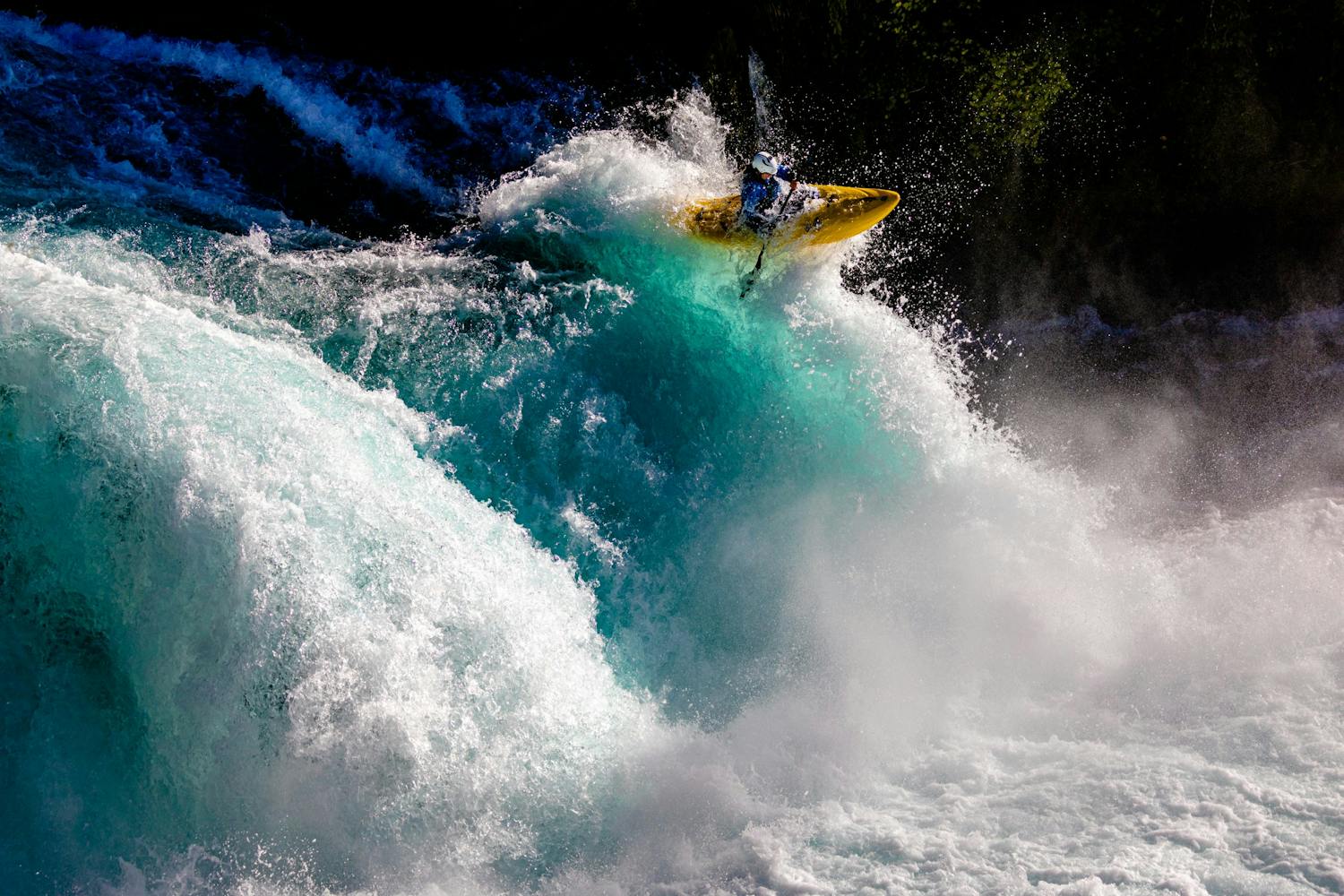 Huka Falls Kajakki kuohuvassa koskessa.